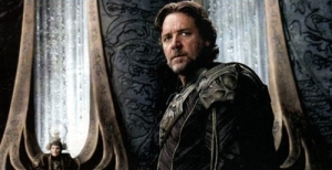 Russell Crowe interpreta Jor-El, pai de Kal-El, e tem uma participação fundamental na vida do filho ao enviá-lo para o planeta Terra. Fonte: Divulgação/Reprodução